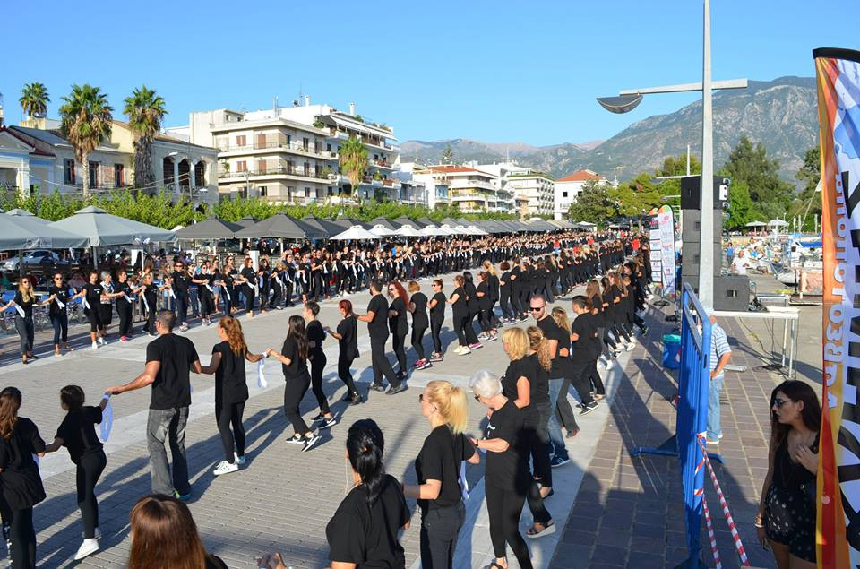 Καλαματιανό για Γκίνες – 648 άνθρωποι έσυραν το χορό (βίντεο)